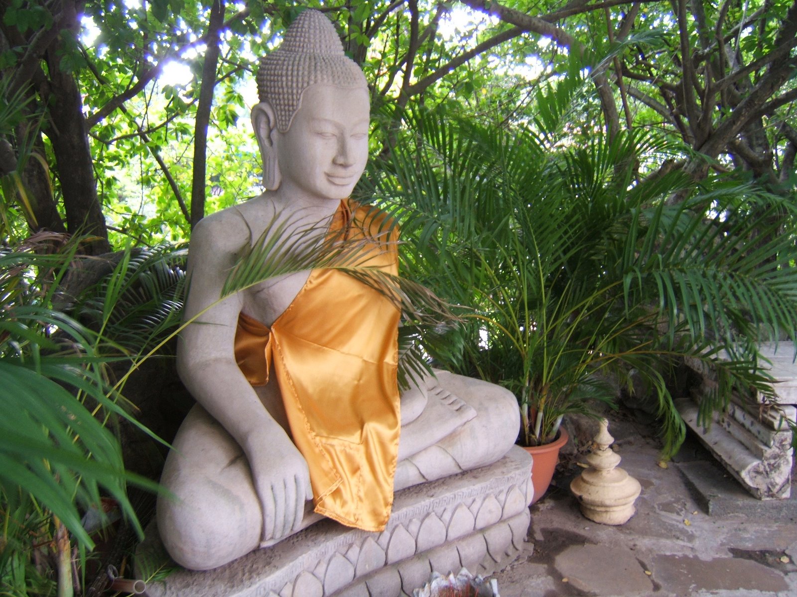 [Phnom+Penh--+Royal+Palace--+Buddha+statute.JPG]