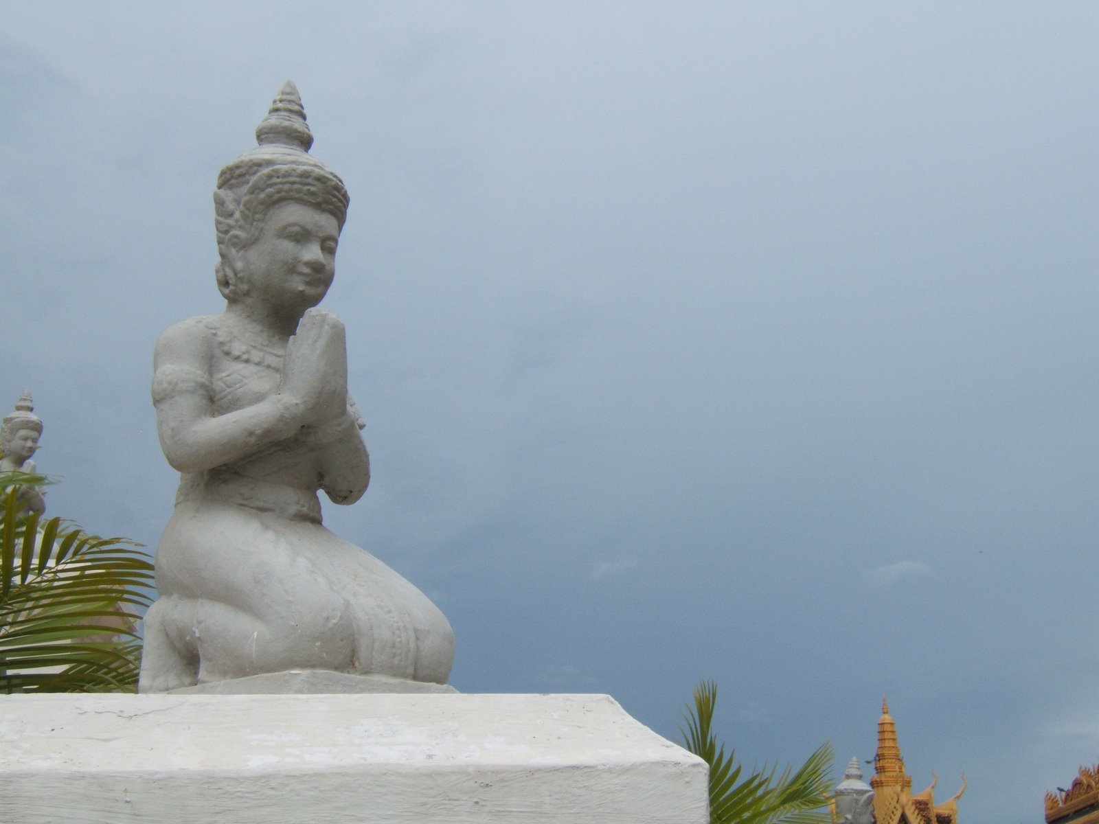 [Phnom+Penh--+Royal+Palace--+more+praying.JPG]