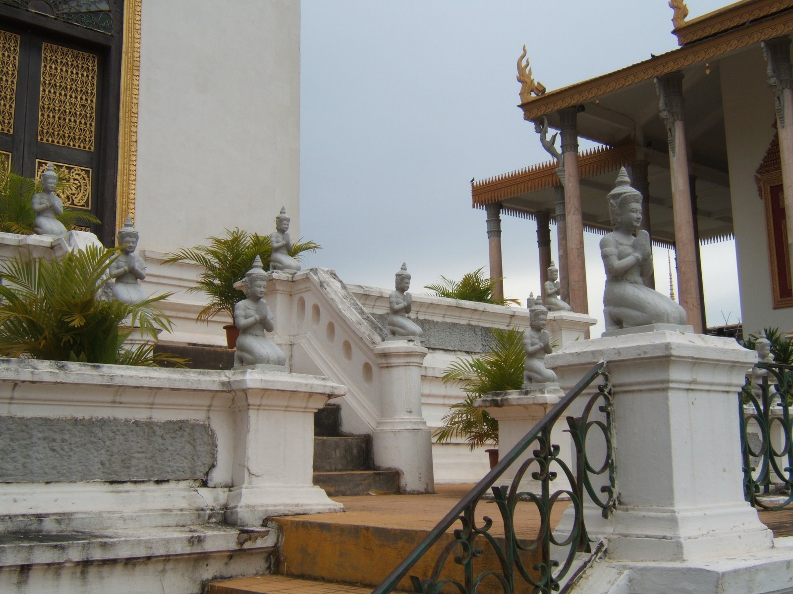 [Phnom+Penh--+Royal+Palace--+praying.JPG]