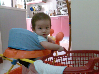 [Baby+and+laundry+basket.jpg]