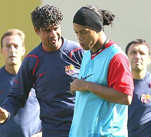 [Rijkaard+y+Ronaldinho+-+AFP.jpg]