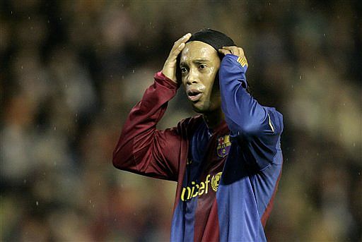 [Ronaldinho+contra+Valencia+-+AP.jpg]