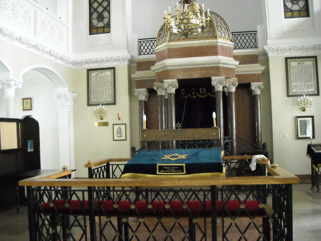 [synagogue-in-warsaw.JPG]