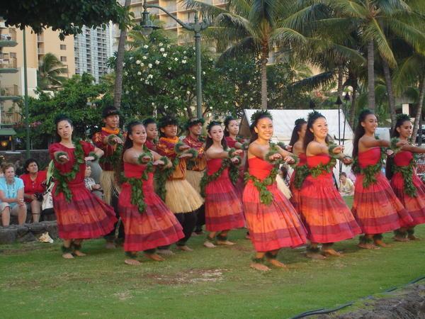 [384142-Traditional-Hula-dancers-0.jpg]