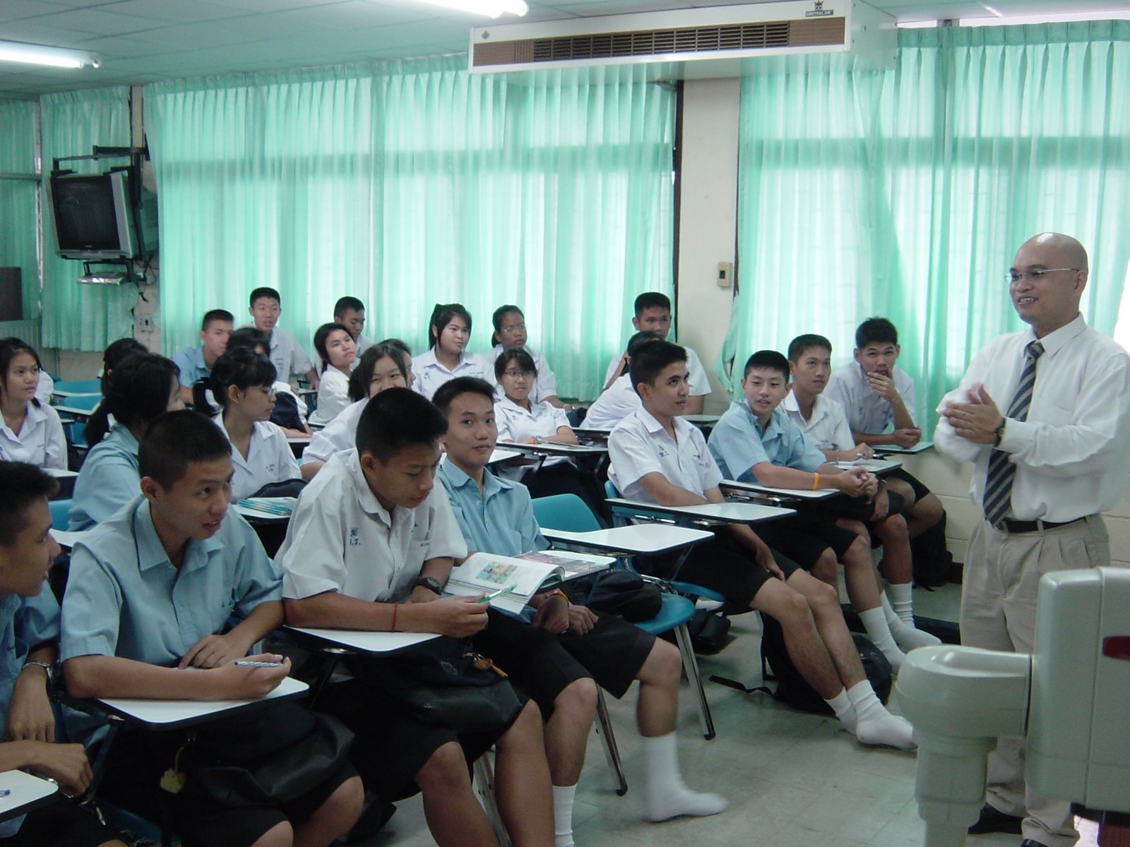 [Rolly__teaching_Thai_Grade_11_students[1].JPG]