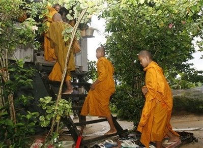 [080717+-+Khmer+Monks+in+Preah+Vihear+02+(AP).jpg]