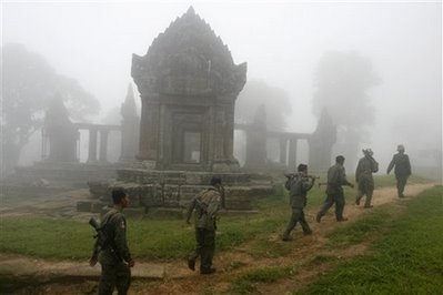 [080717+-+Khmer+troops+in+Preah+Vihear+01+(AP).jpg]