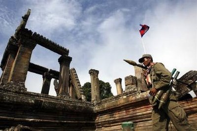 [080717+-+Khmer+troops+in+Preah+Vihear+02+(Reuters).jpg]