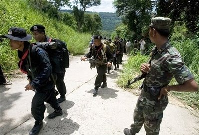 [080718a+-+04c+Thai+troops+(Reuters).jpg]