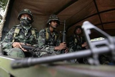 [080719+-+09+Thai+soldiers+(Reuters).jpg]