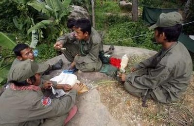 [080722+-+10+Khmer+soldier+(Reuters).jpg]