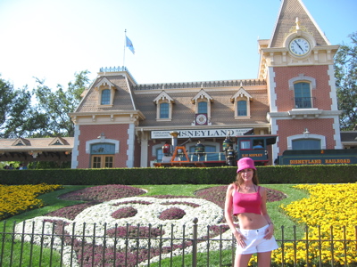 [Disneyland_entrance_Lisa.jpg]