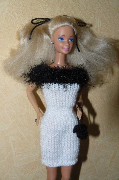 [barbie,+robe+fourreau+noire+et+blanche+de+profil.jpg]