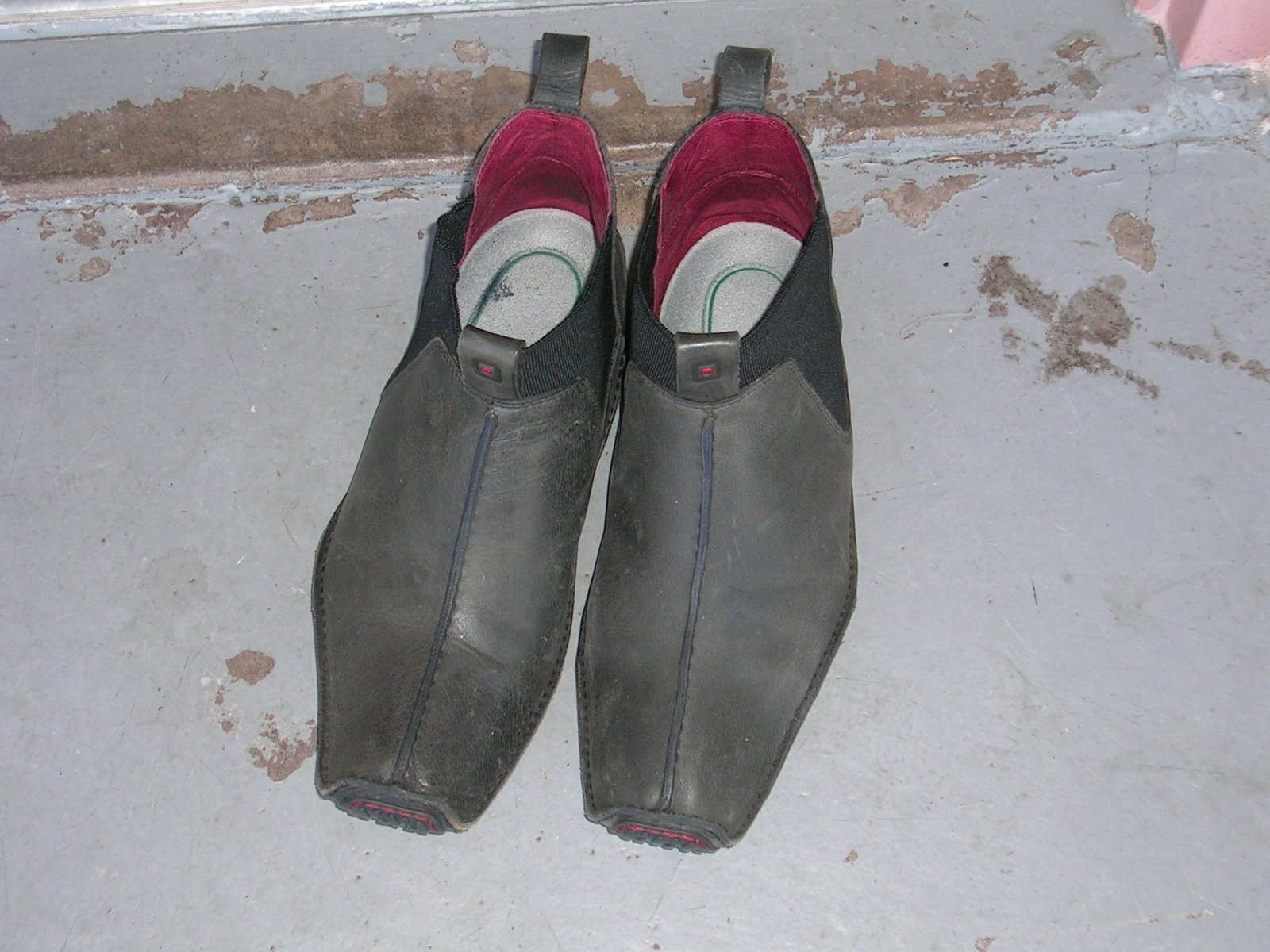 [klaus+shoes1.JPG]