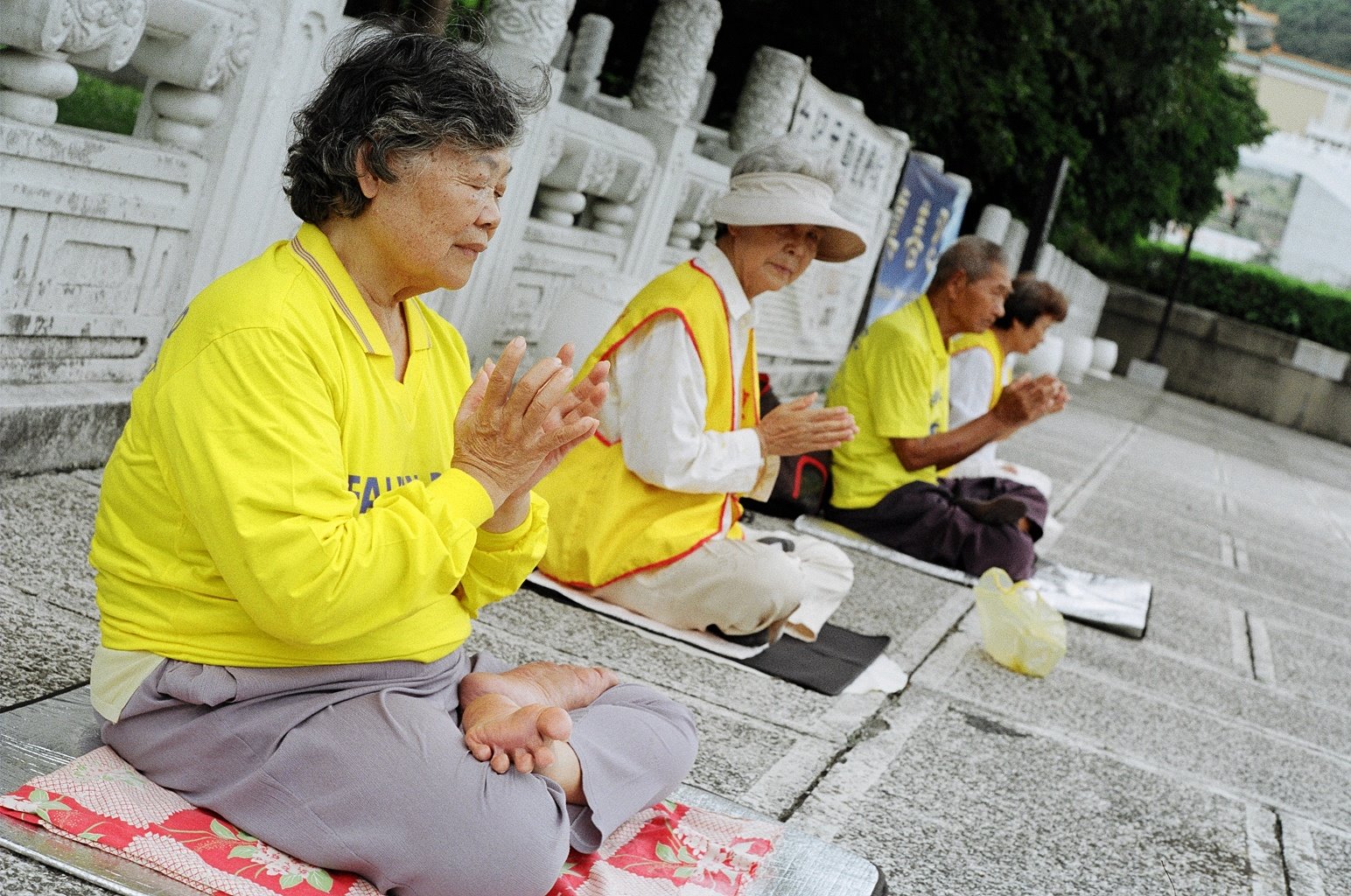 [Falun+Gong+practioners+(sorry,+no+names)+outside+the+National+Palace+Museum,+Taipei,+July+2.JPG]