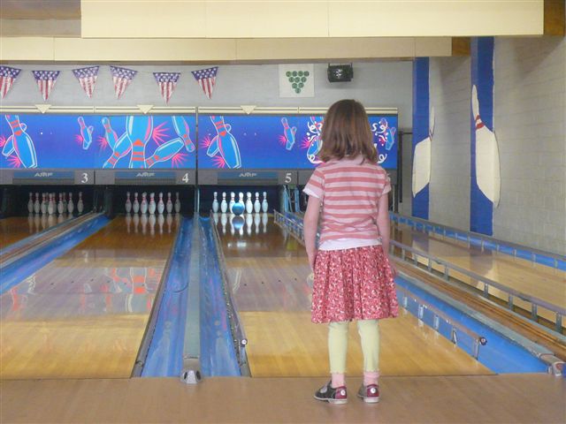 [Abby+bowling+at+her+5+birthday+party,+2.2.08+002+(3).jpg]
