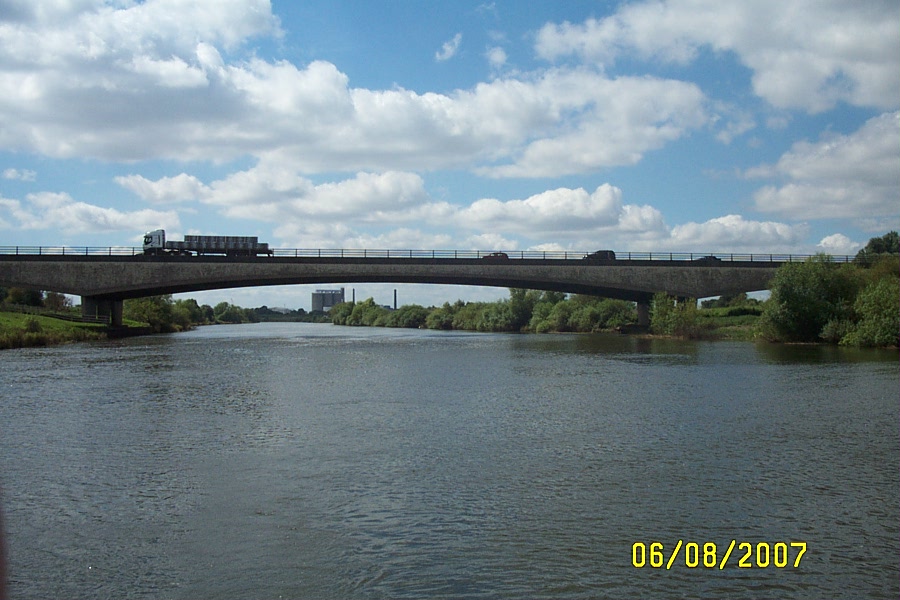 [Aug+2007+058+A1+crossing+on+Winthorpe+Bridge.jpg]