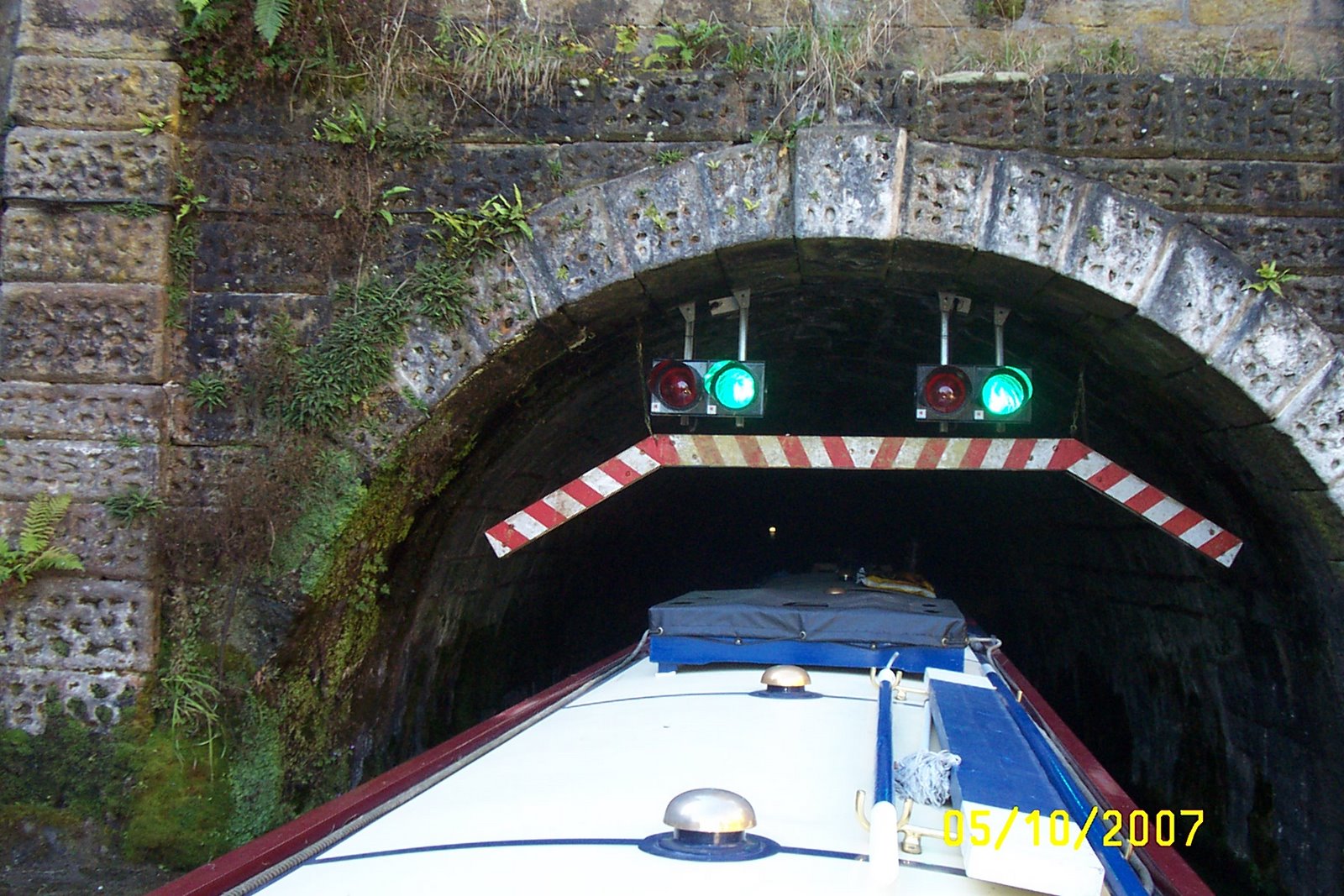 [October+2007+022+021+Foulridge+Tunnel,+East.jpg]