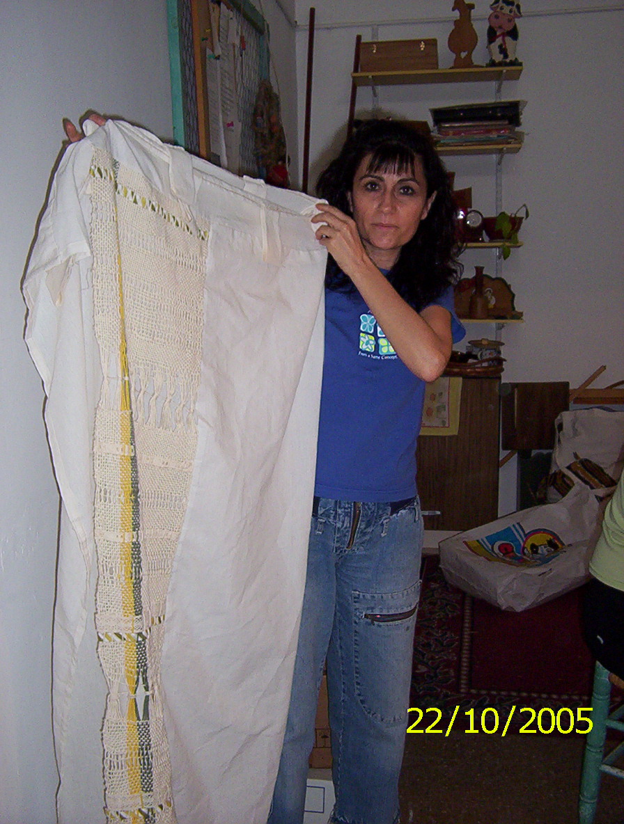 Norma, una alumna del taller, con sus cortinas