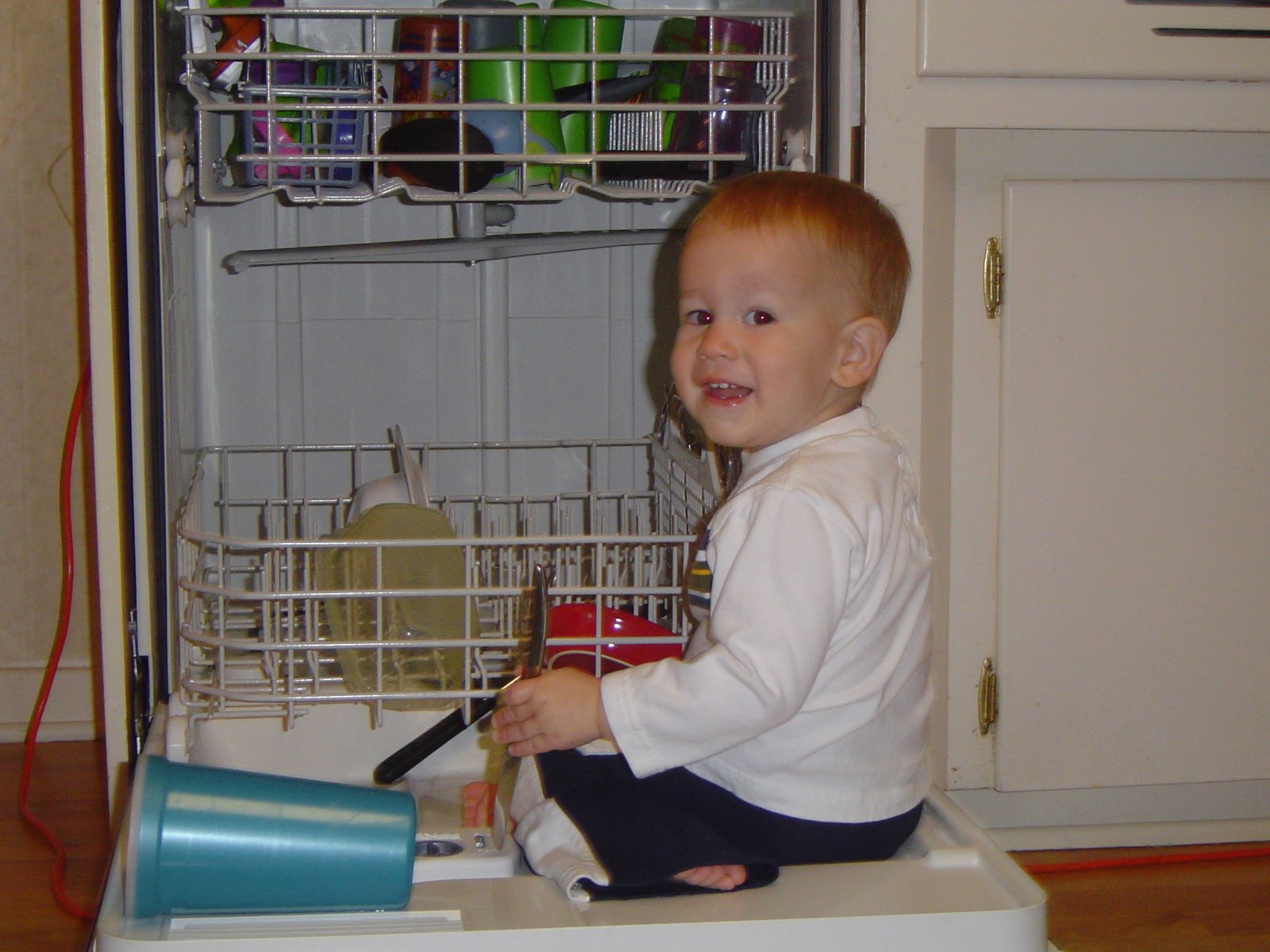 [Jacob+in+dishwasher.JPG]