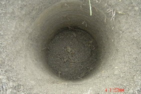[2102-44鑽孔直徑25公分，深度約40至60公分，孔底留存部分土壤.jpg]