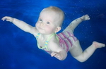 [teach-baby-to-swim.jpg]