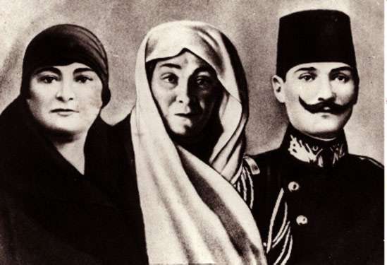 [Mustafa+Kemal,+annesi+Zübeyde+Hanım+ve+kız+kardeşi+Makbule+(Atadan)+ile.jpg]