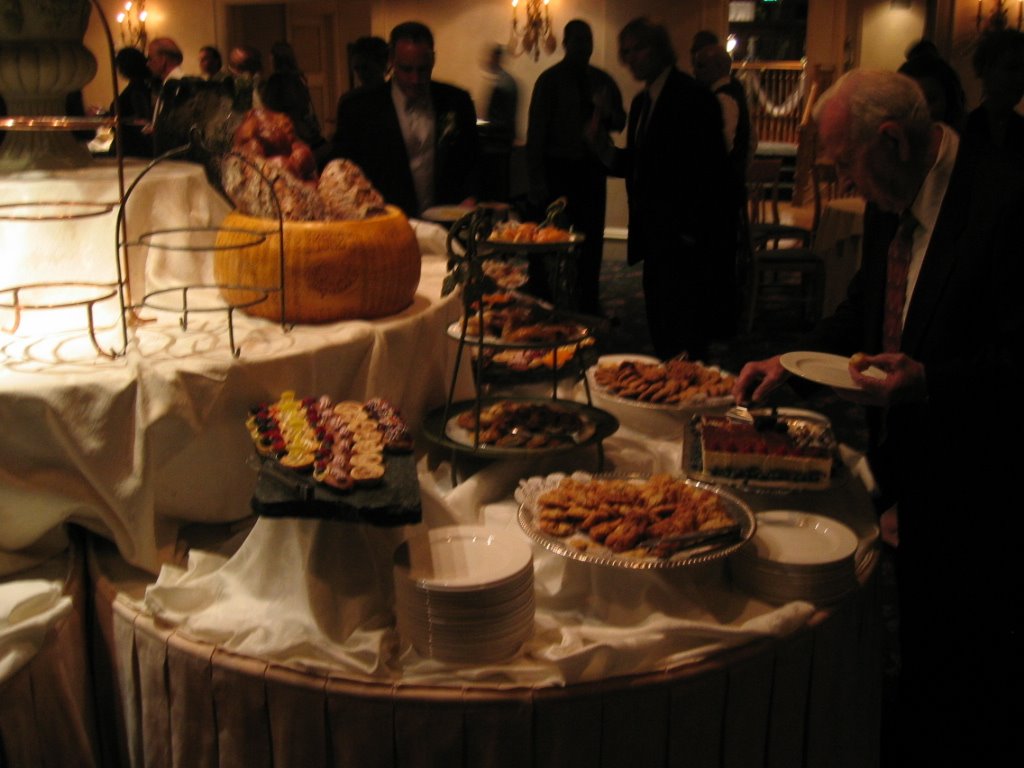 [one+of+the+buffet+tables.JPG]