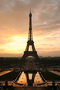 [200px-Tour_eiffel_at_sunrise_from_the_trocadero.jpg]