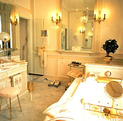 Mansion de la Familia Vulturi. Coco+chanel+suite+Bathroom