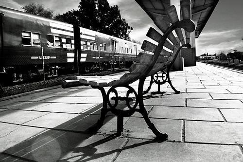 [blancoxnegro+silla+estacion+trenes.jpg]