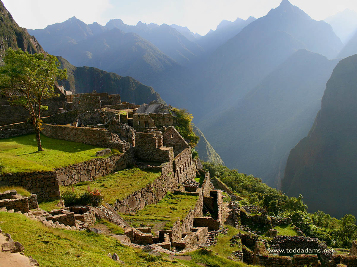 [Sunlight+rays+on+Machu+Picchu,+Peru.jpg]