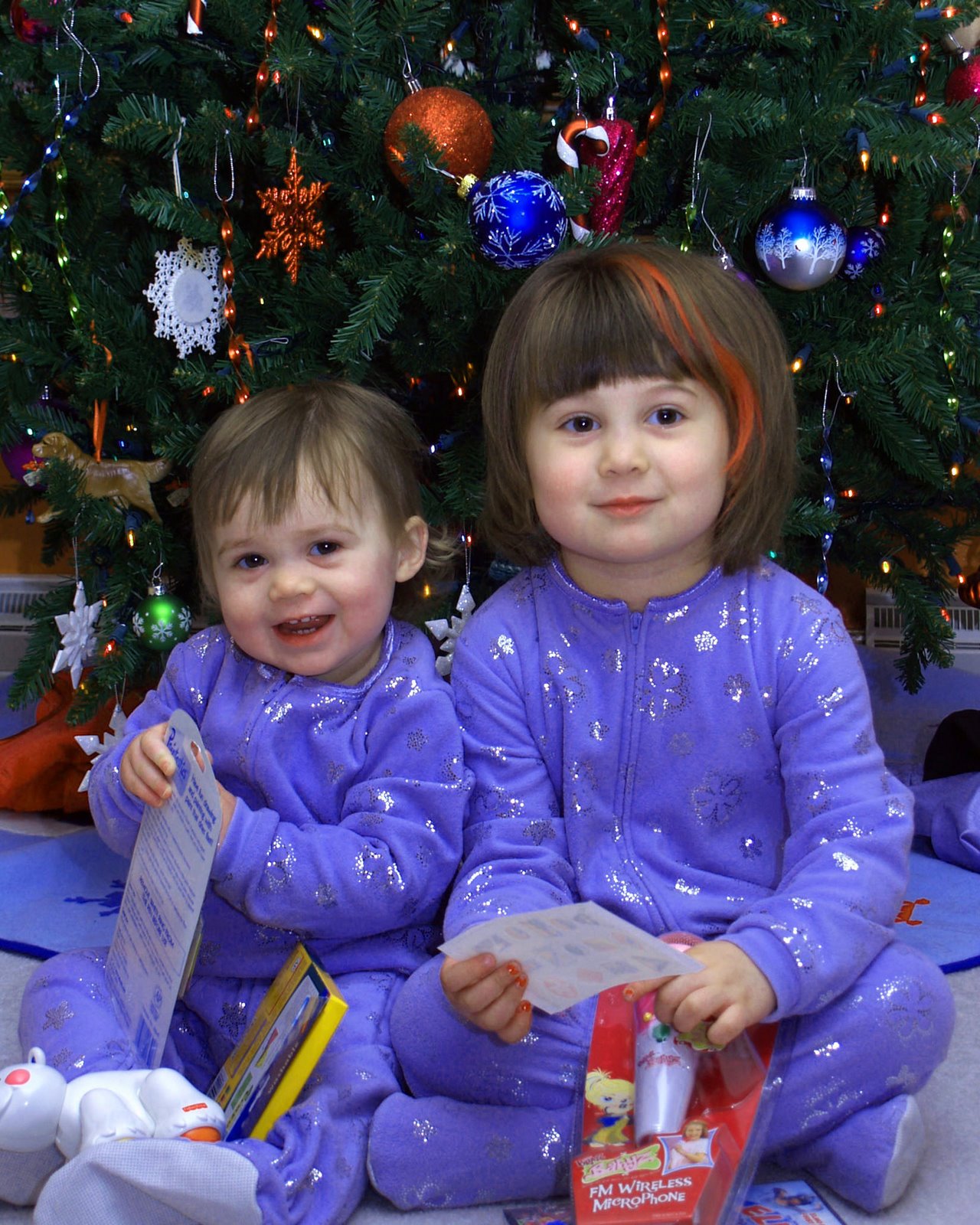 [Libby+and+Amelia+Christmas+06.jpg]