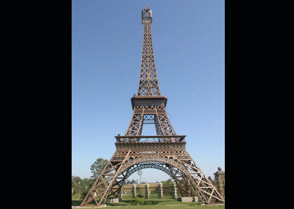 [Torre+Eiffel+Brazil.jpg]