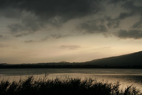 temporale in arrivo sul lago di Annone - FOTO DI RICCARDO AGRETTI