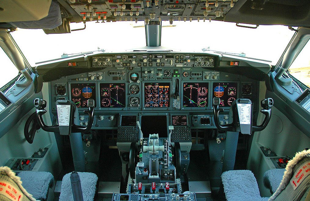 [737+Cockpit.jpg]