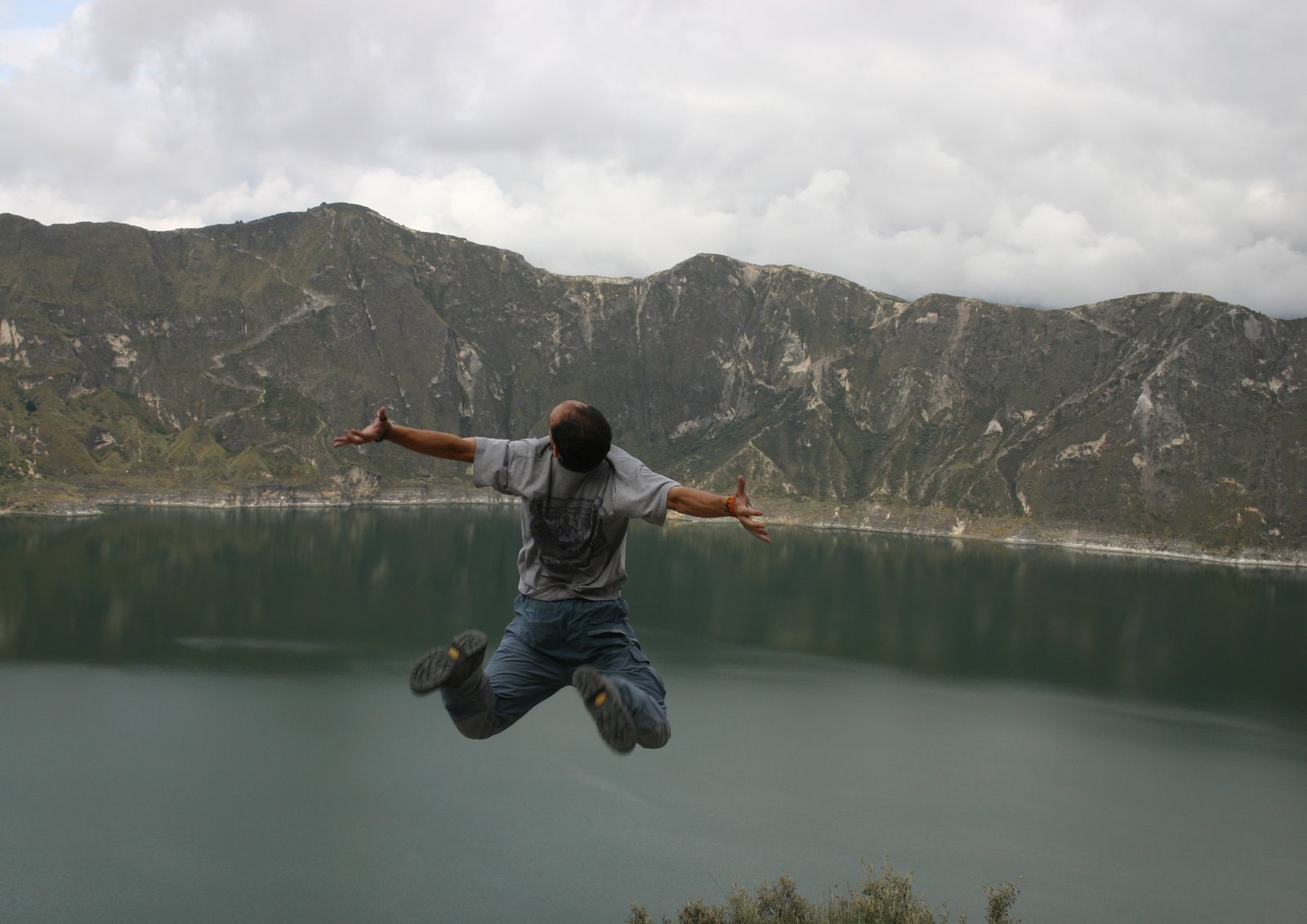 [jumping+picture+Quilotoa+Borja.jpg]