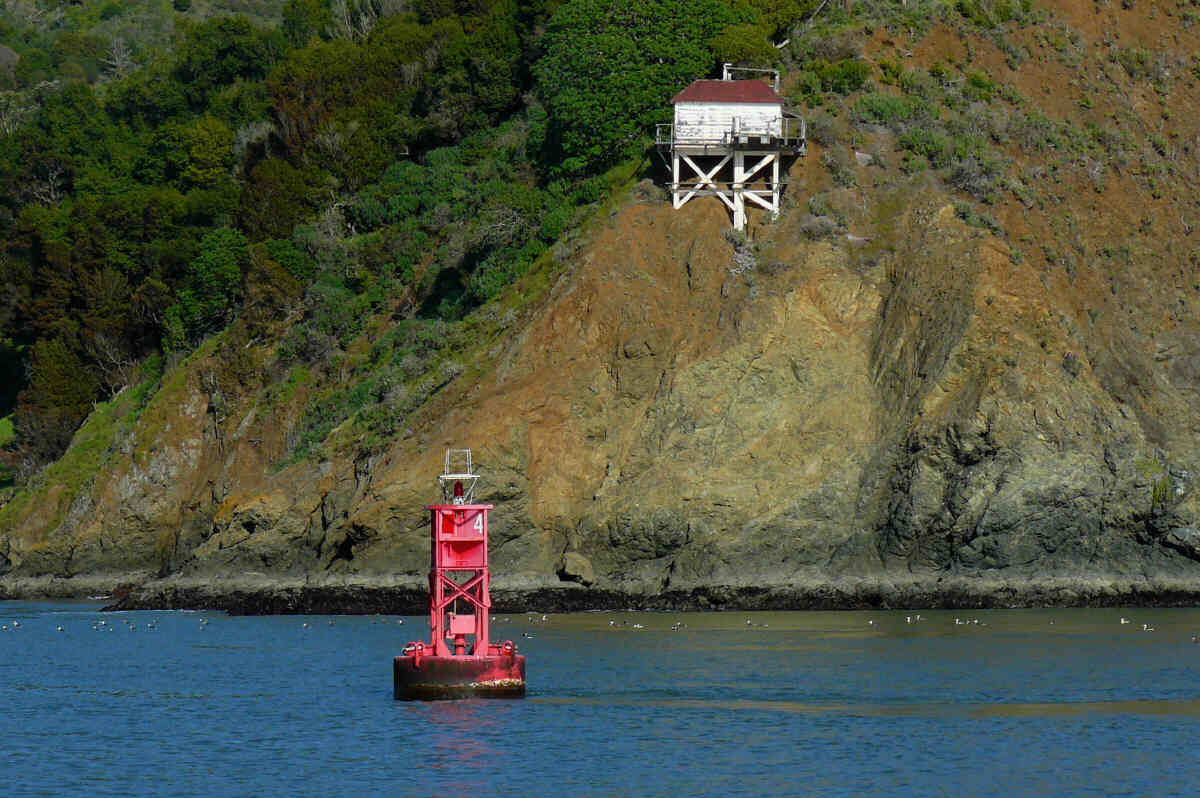 [14+buoy+and+lighthouse.jpg]