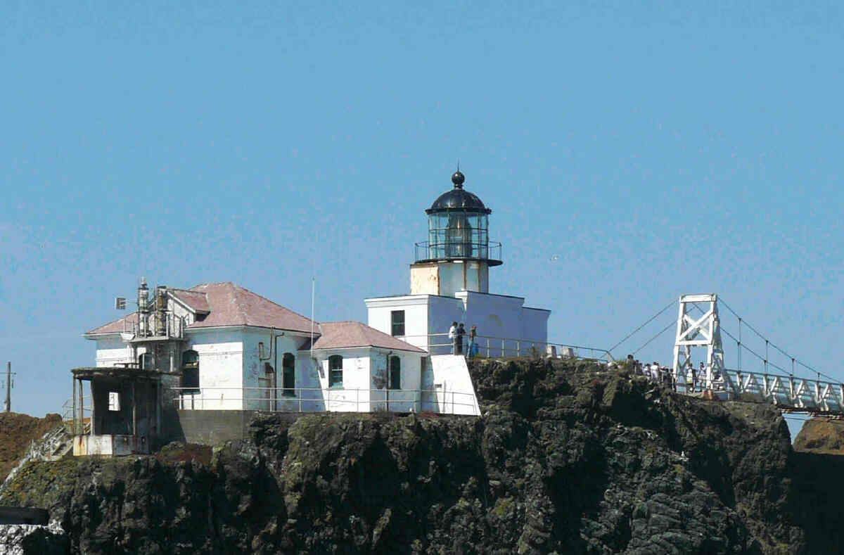 [24+lighthouse+and+visitors.jpg]