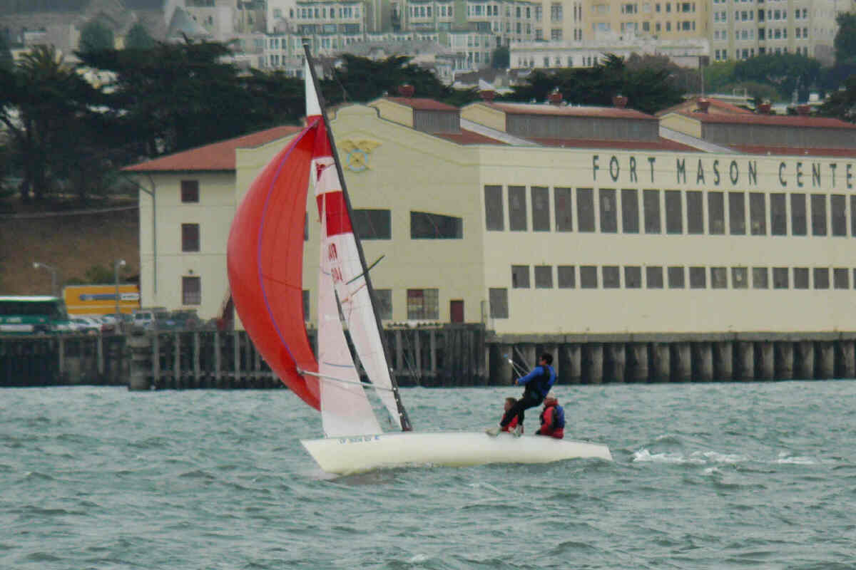 [12+race+boat+w+kite.jpg]
