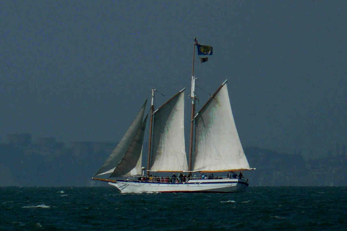 [3++schooner+heading+west.jpg]