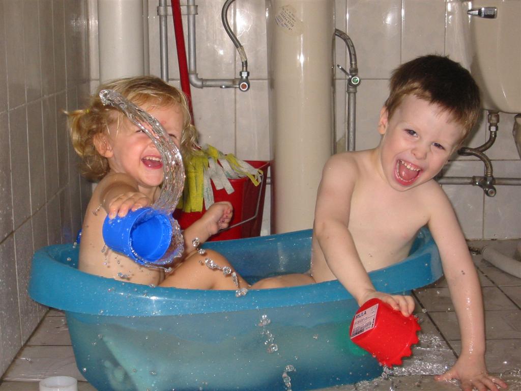 [ellee+and+ethan+in+tub2+(Large).jpg]