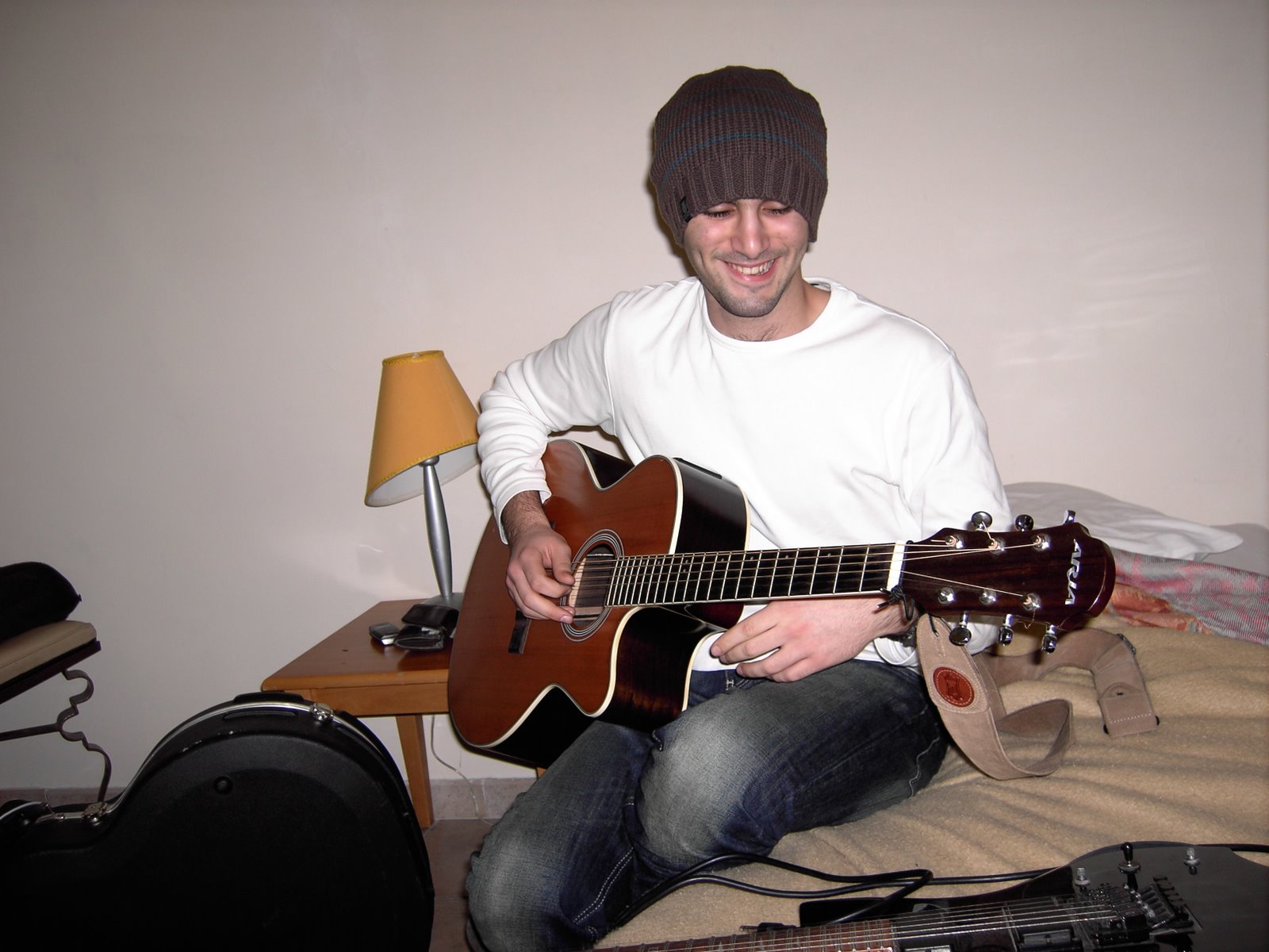 [Matt+smiling+playing+guitare.JPG]