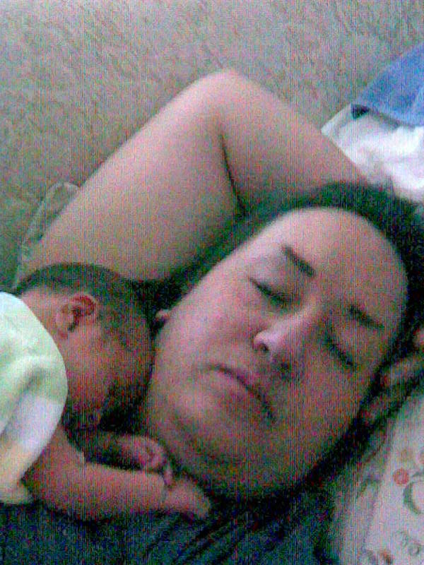[mommy+trying+to+nap.jpg]