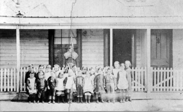 [1882-1886+view+of+school+Collingwood+school+children.jpg]
