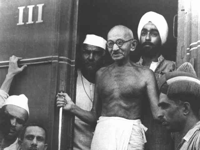 [Gandhi+travelling+in+a+train.JPG]