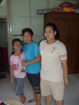 [Klong+Toey+-+with+daughters.JPG]
