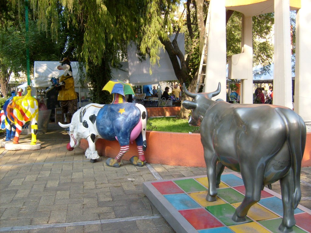 Vacas del Cow Parade Guadalajara, en las instalaciones del DIF de Guadalajara.