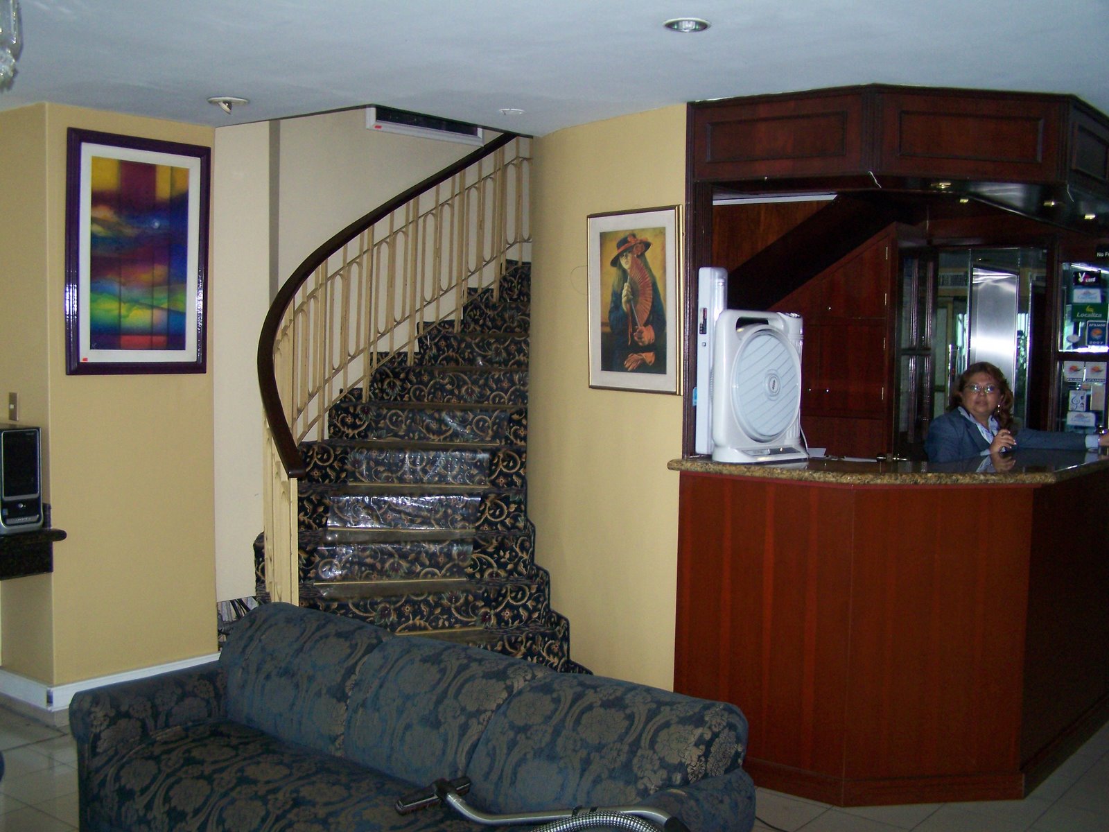 [Hotel+Alexander,+Guayaquil,+Ecuador-+the+stairway+from+the+lobby.JPG]