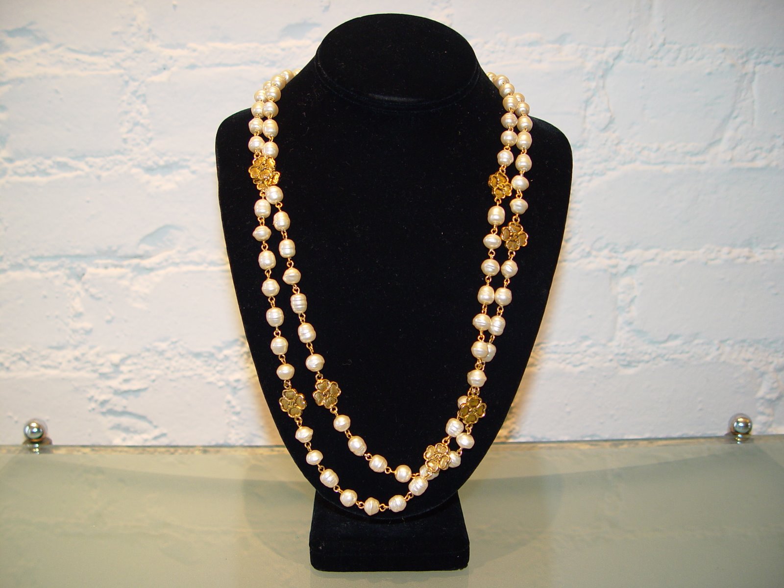 [CHANEL+LONG+PEARL+NECKLACE+WITH+CHARMS.JPG]